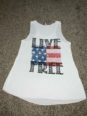 Acting Pro White Graphic “Live Free” Tank Top with American Flag Graphic XL